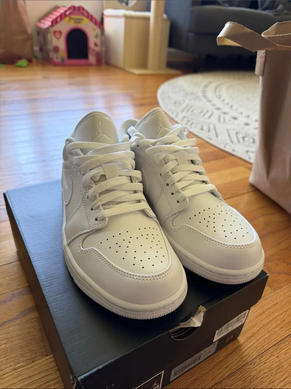 Nike Mens All-White Low-Top Leather Sneakers Men main image 4